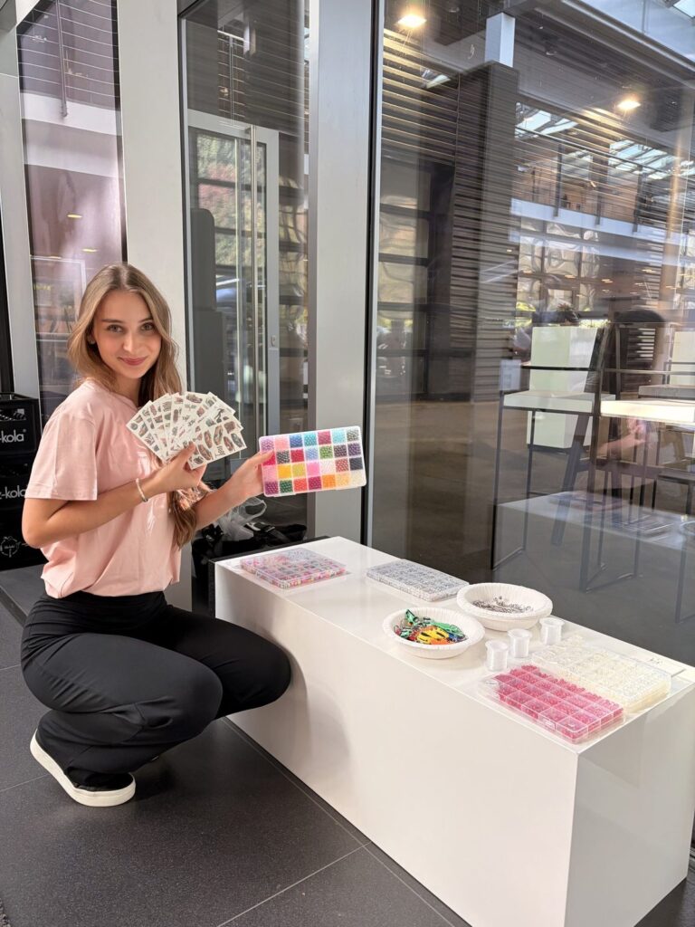 Kiki an der Keychain Creation Station beim Porsche Sports Car Together Day