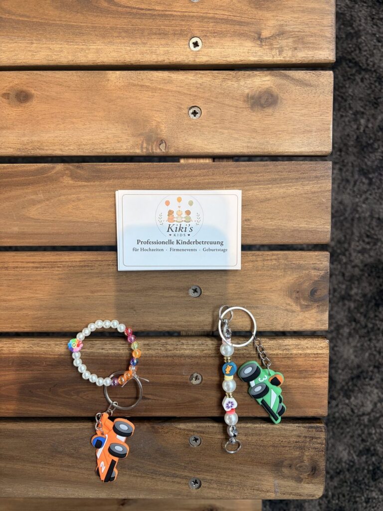 Selbstgemachte Schlüsselanhänger mit Auto-Perlen und Visitenkarte von Kiki's Kids