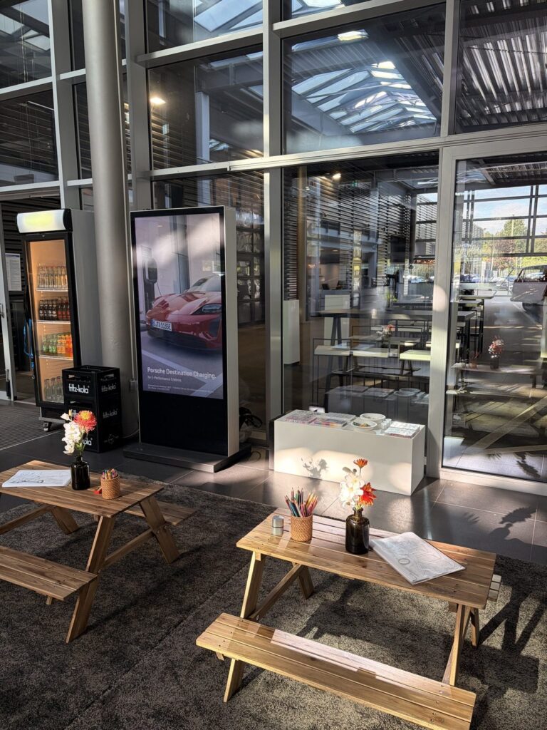 Kids-Zone mit Kindertischen und Bastelstation beim Porsche Sports Car Together Day